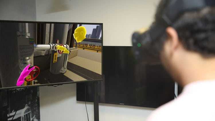 Persona con lentes de realidad virtual y una pantalla con la simulación