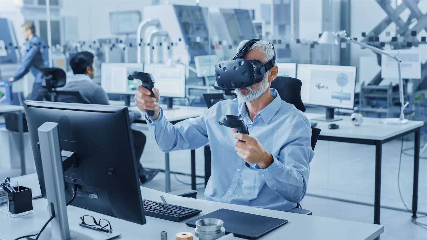 Persona trabajando en su oficina con lentes de realidad virtual