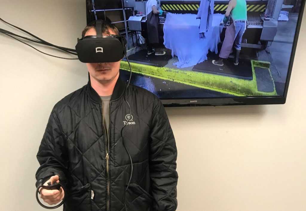 trabajador entrenando con lentes de realidad virtual