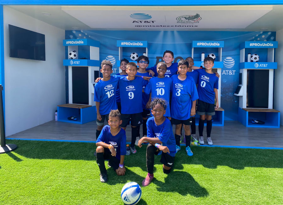 Equipo de futbol infantil frente a la instalación interactiva