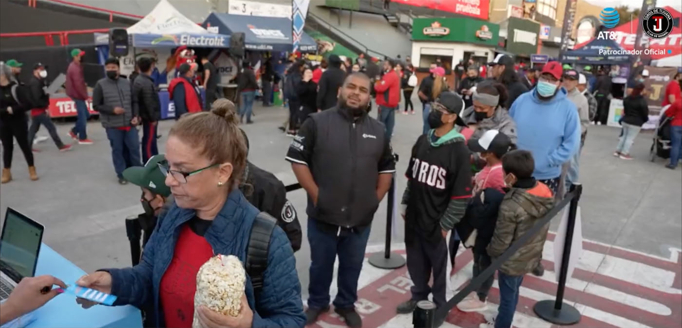 Gente esperando en la fila para vivir la experiencia interactiva
