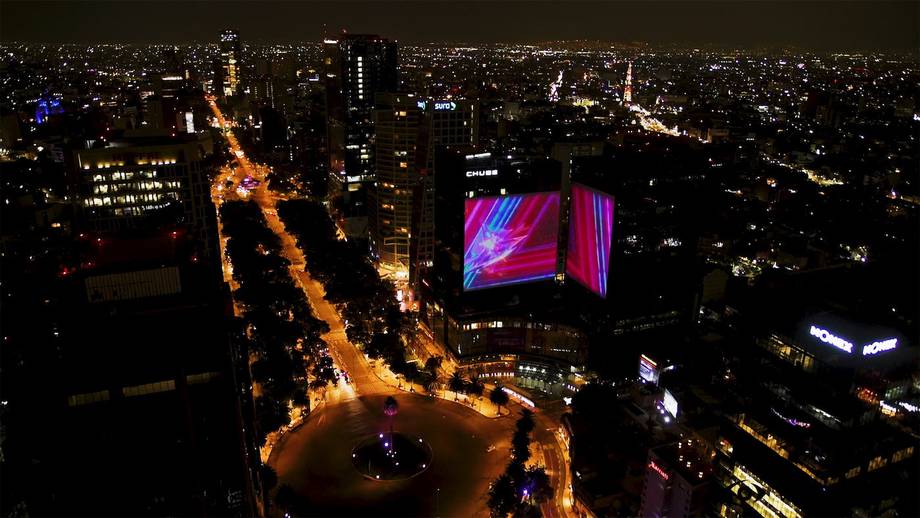 Edificio con una proyección gigante en la ciudad de México