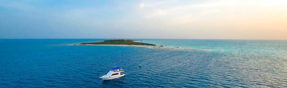 Foto desde un dron hacia la isla alacranes y el barco de la expedicion de oceana