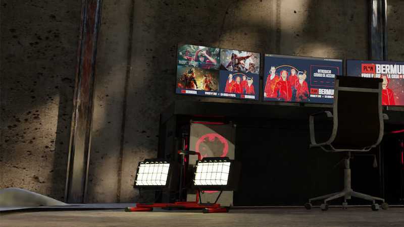 Educational experience in a 3D room showcasing a computer, three screens and an orange jumpsuit with the logo of Money Heist