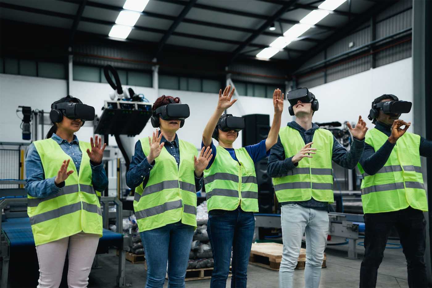 Grupo de persona entrenando con lentes de realidad virtual